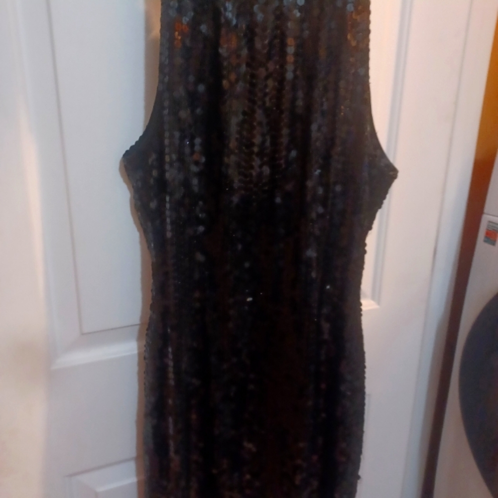 Short black sequin body- con dress